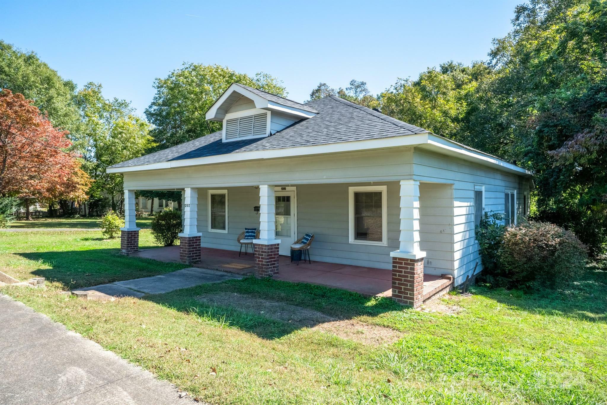 Property Photo:  202 E College Street  NC 28164 