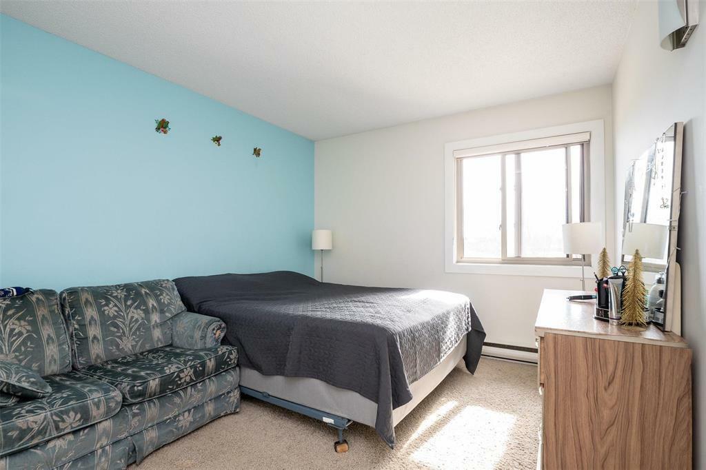 Property Photo:  140 Regis Drive  MB R2N 1K3 