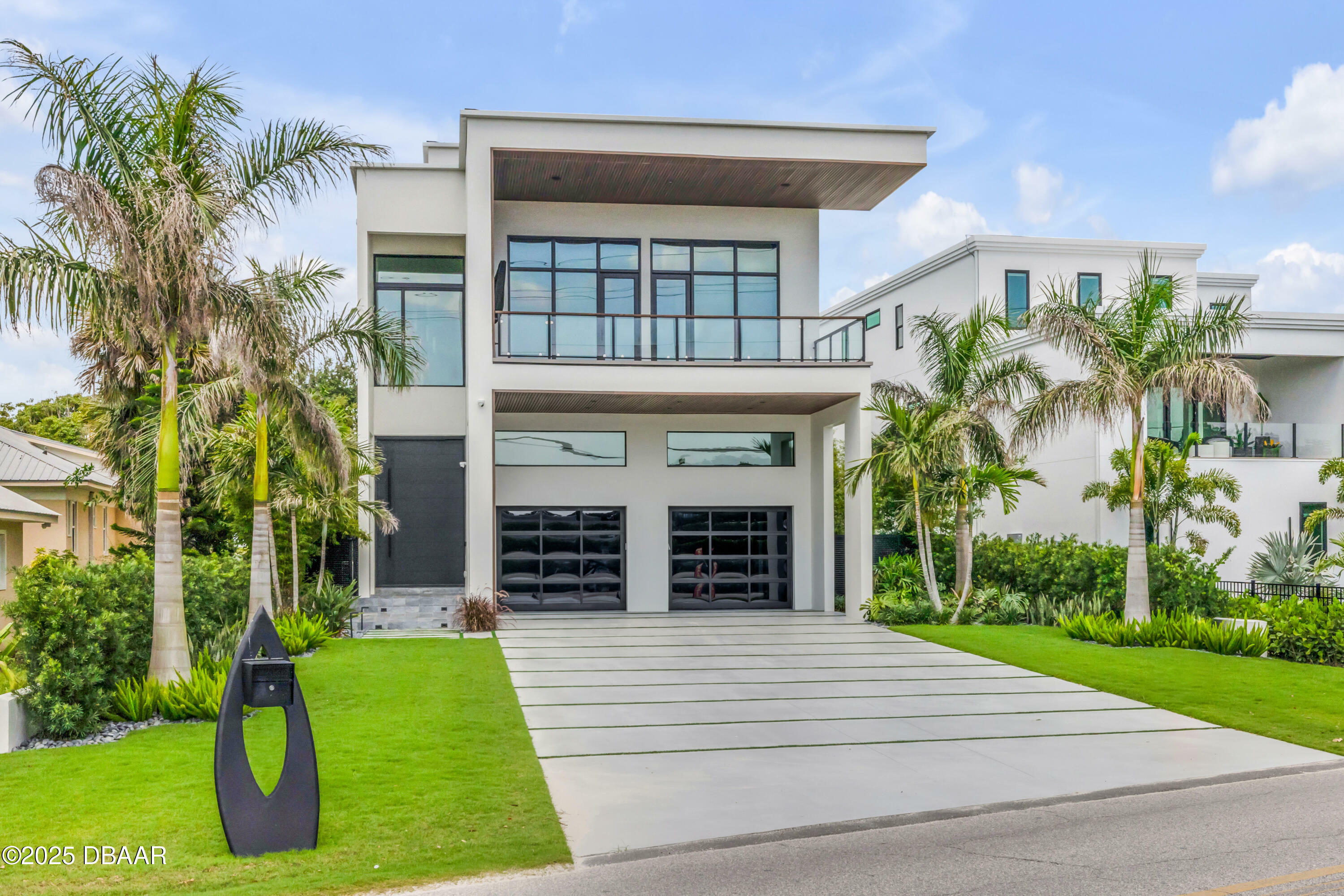 Property Photo: 1194 N Peninsula Avenue FL 32169