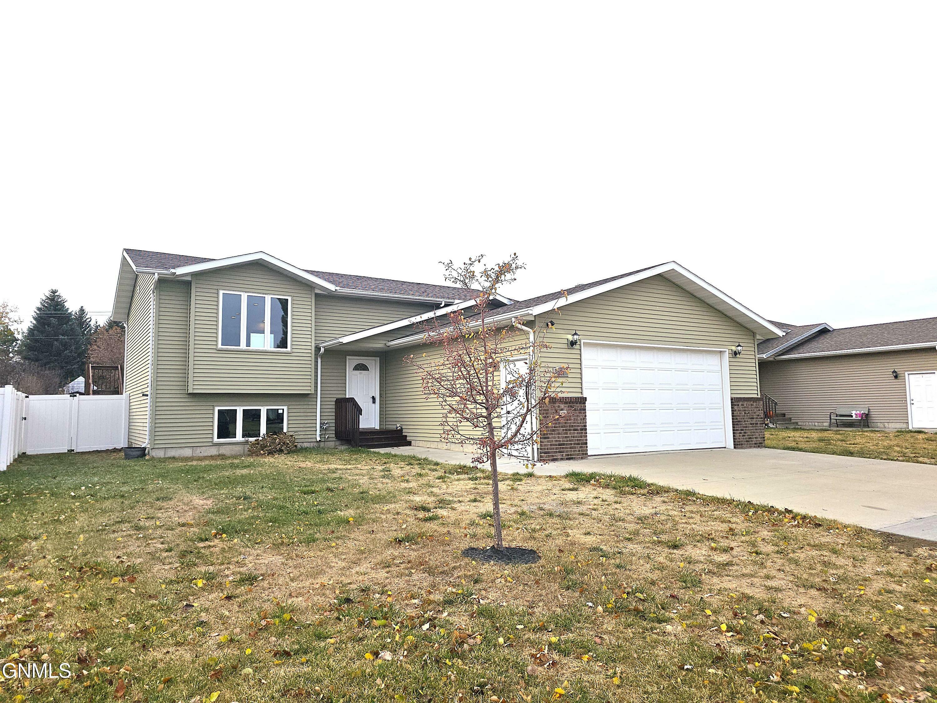 Property Photo:  873 Shinagle Drive  ND 58601 