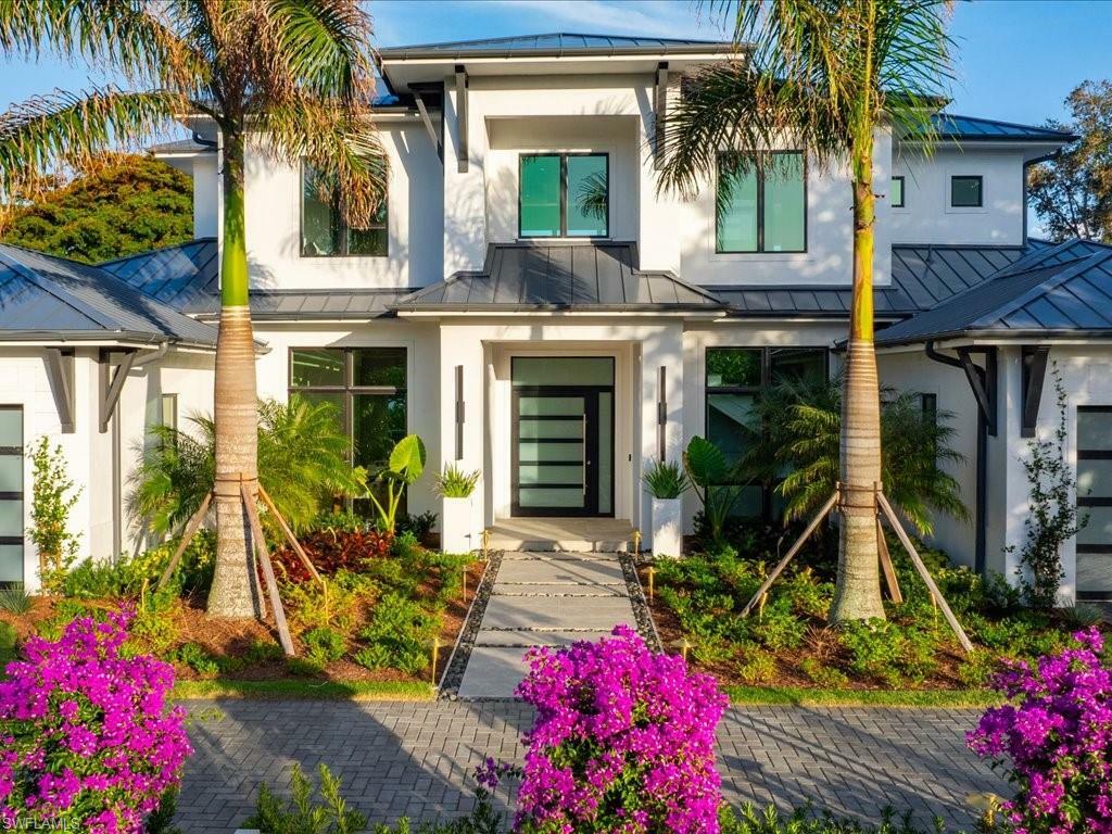 Property Photo: 805 Knoll Wood Ct FL 34108