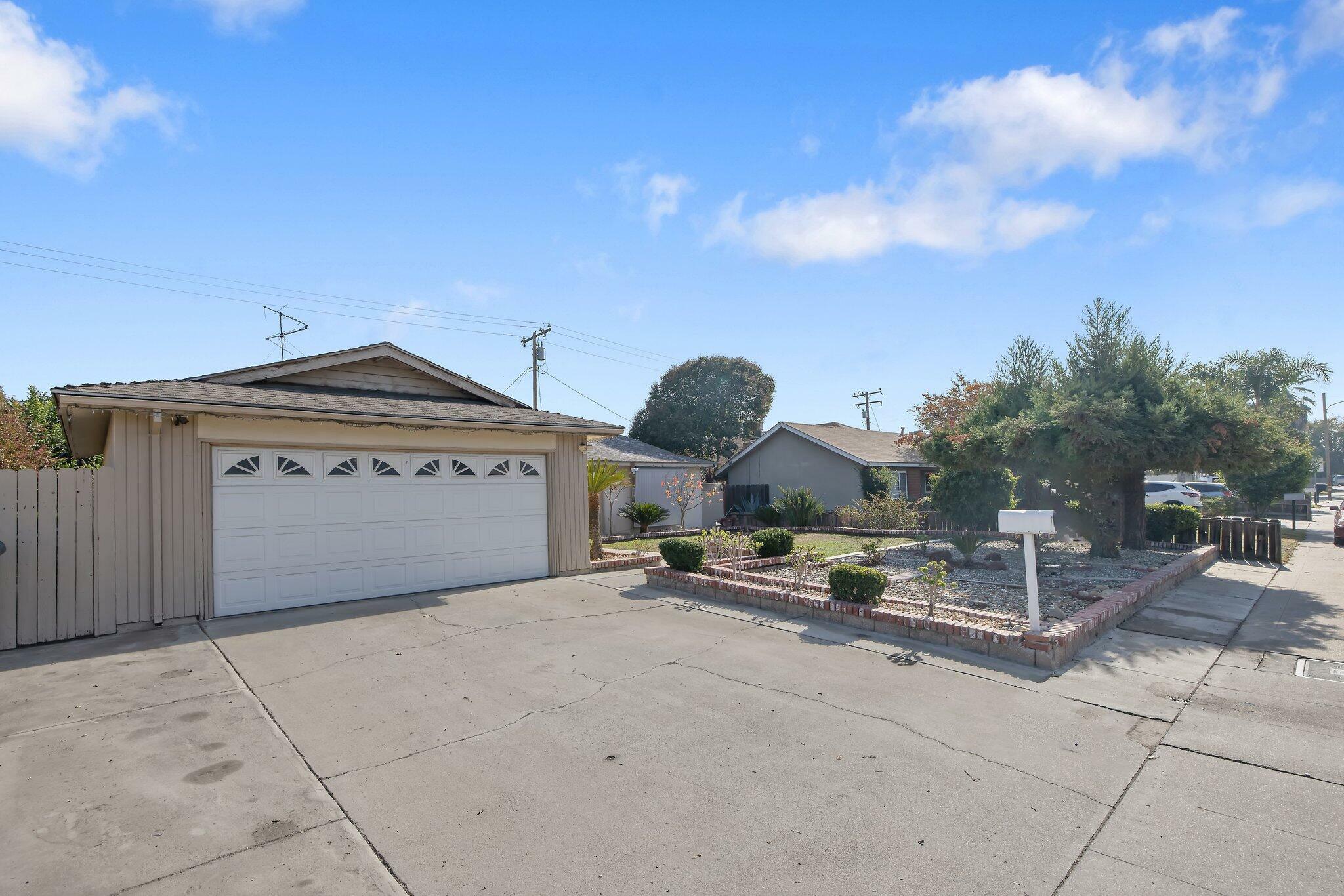 Property Photo:  1020 S Demaree Street  CA 93277 