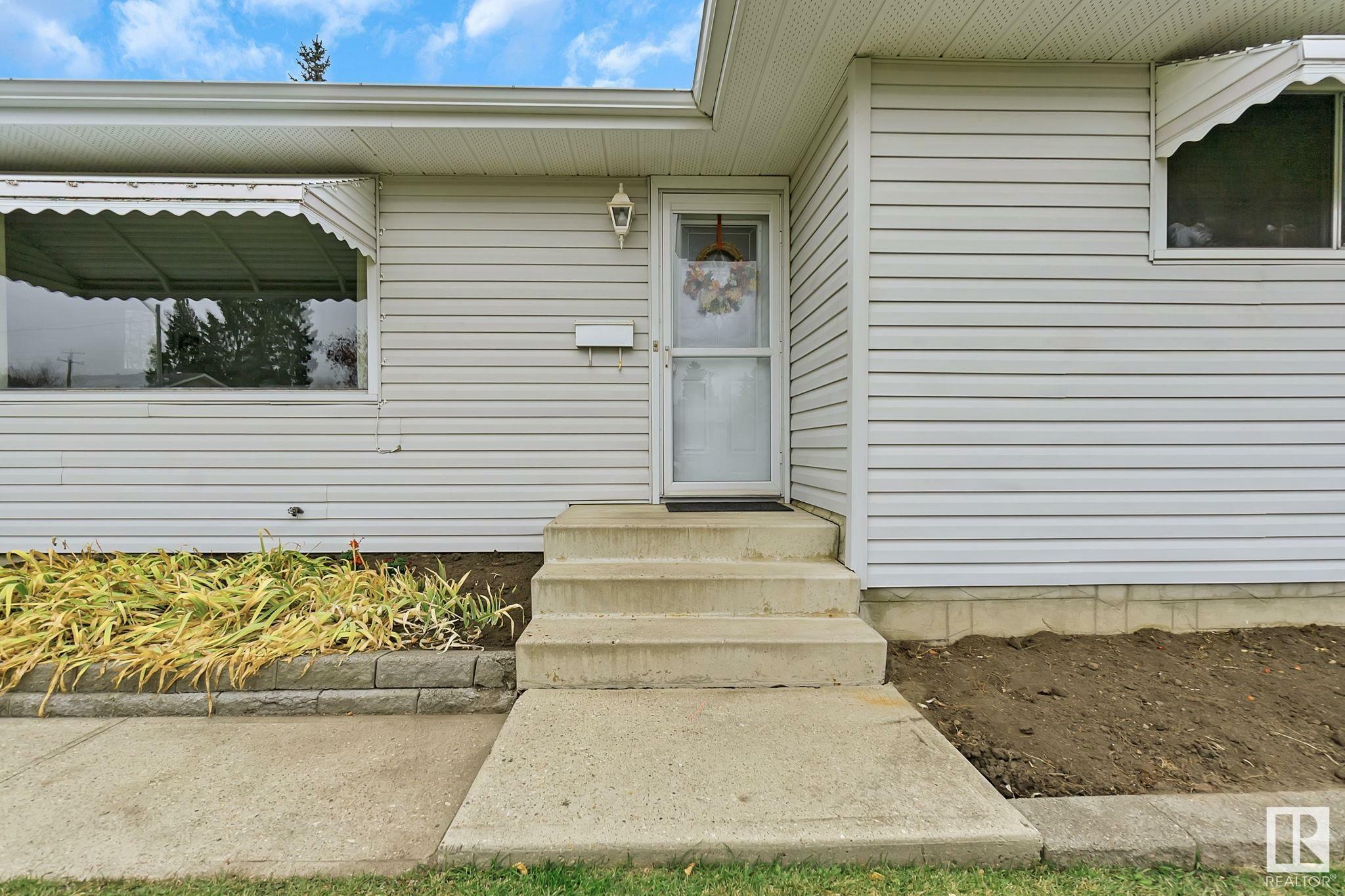 Property Photo:  4907 55A Avenue  AB T7Z 1B3 