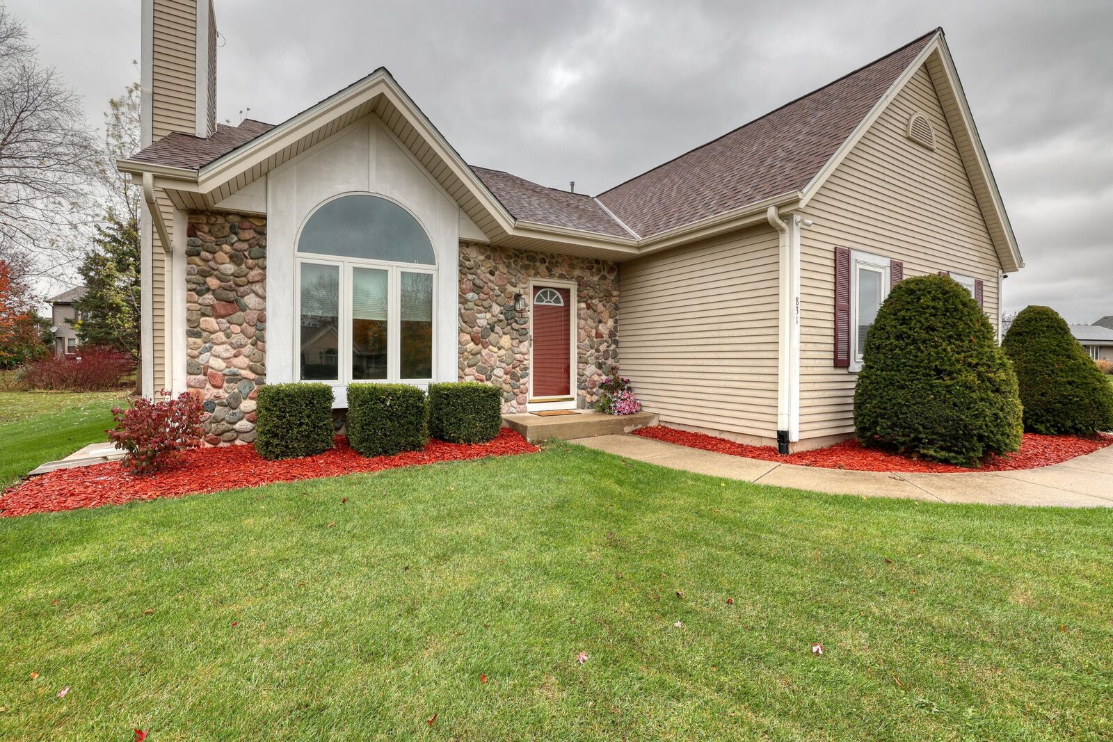 Property Photo: 831 Kingston Ct WI 53072