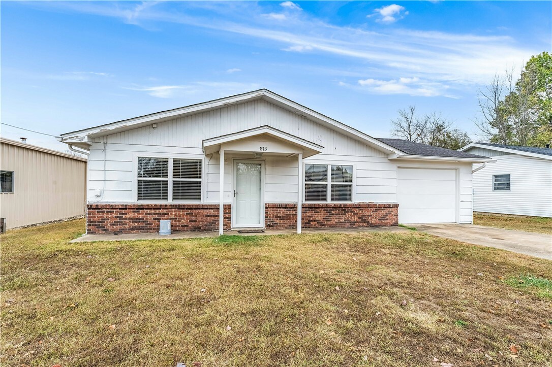 Property Photo:  813 S Carl Street  AR 72761 