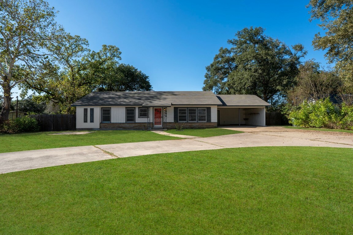 Property Photo:  854 S Magnolia Avenue  TX 78648 