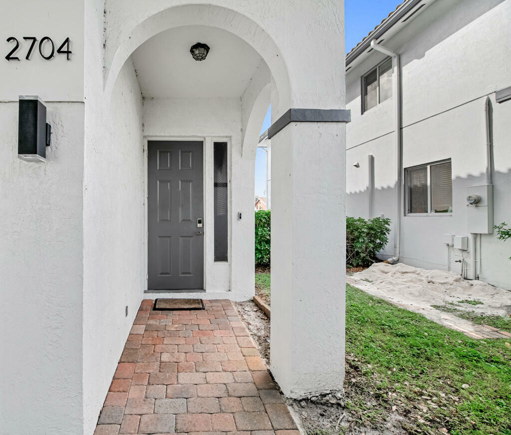 Property Photo:  2704 NE Treasure Cove Circle  FL 33312 