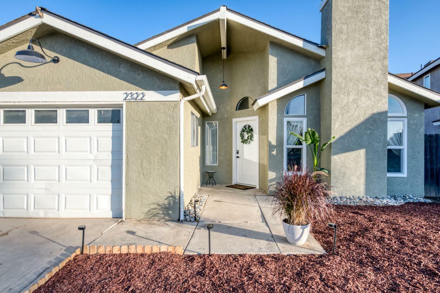 Property Photo:  2322 N Cecelia Avenue  CA 93722 