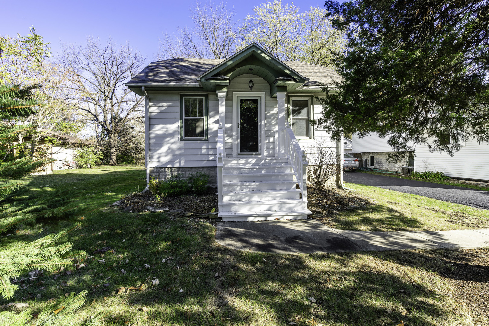 Property Photo:  401 N Wilmette Avenue  IL 60559 