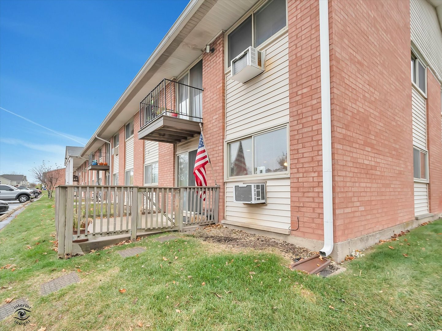 Property Photo:  703 E Fullerton Avenue 105  IL 60139 