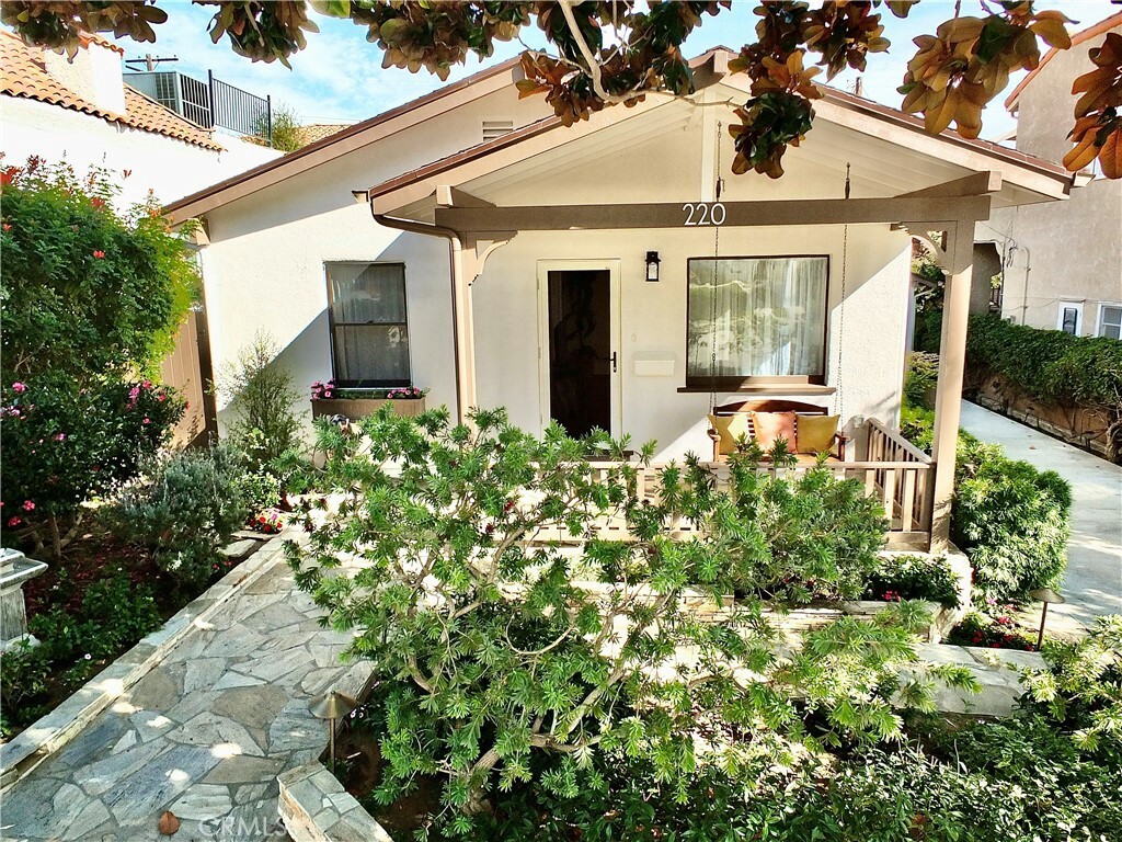 Property Photo:  220 Roycroft Avenue  CA 90803 