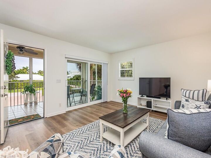 Property Photo: 2010 Alamanda Dr 201 FL 34102