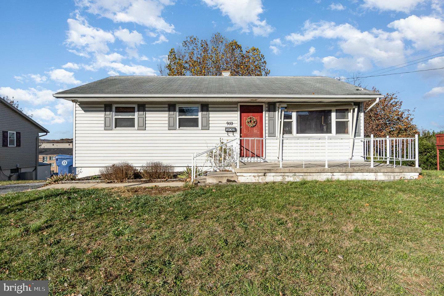 Property Photo:  910 Lakewood Drive  PA 17109 