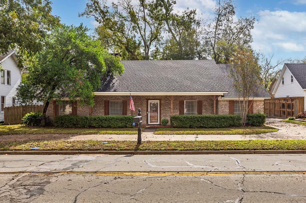 Property Photo:  907 E Houston Street  TX 75835 