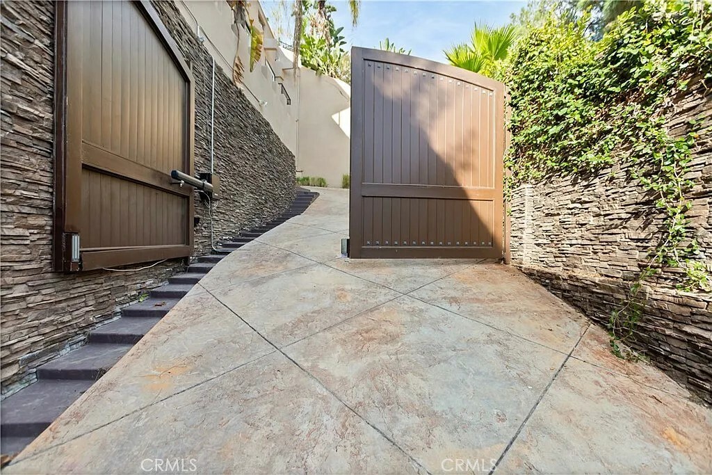 Property Photo:  6075 Rodgerton Drive  CA 90068 