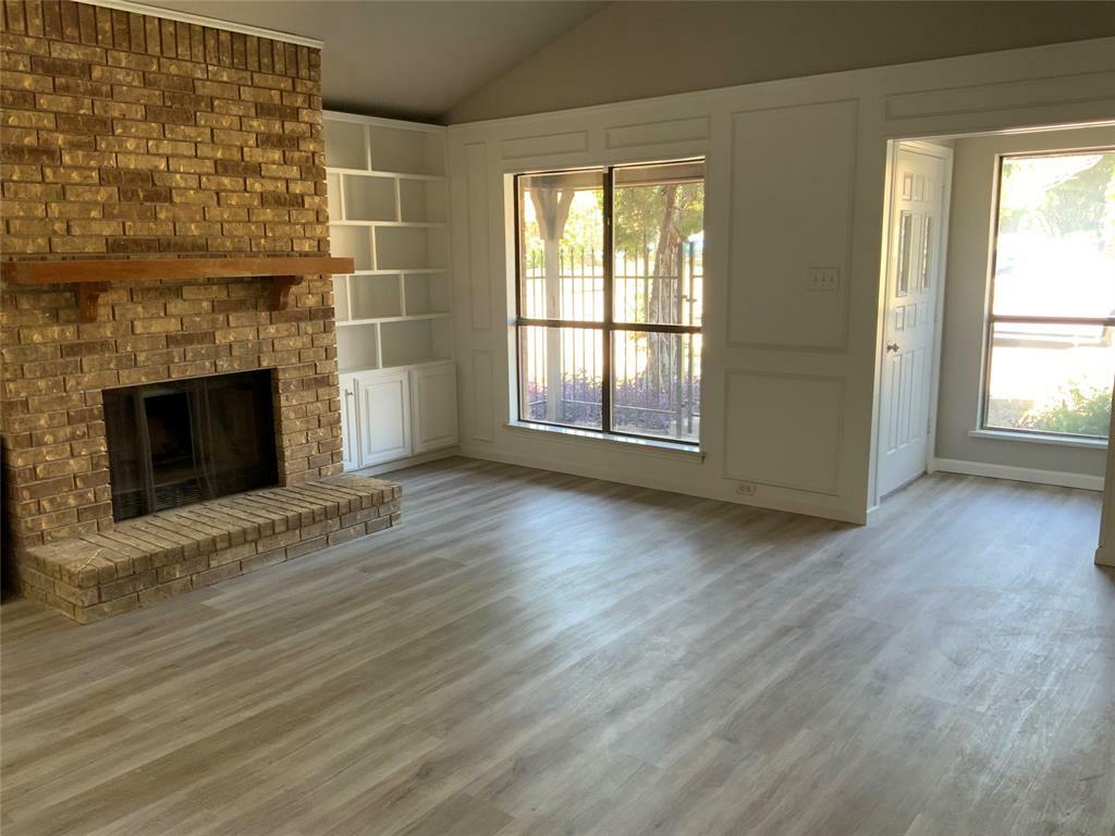 Property Photo:  300 Mountain View Court  TX 76021 