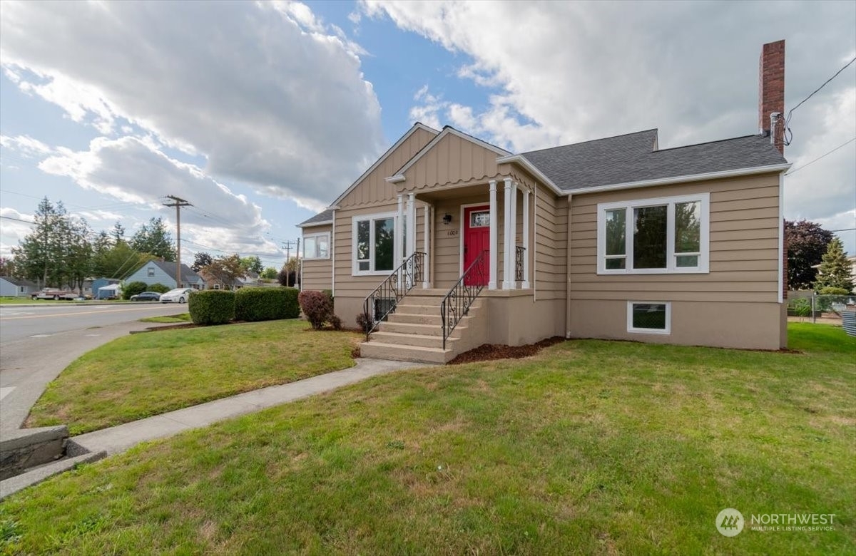 Property Photo:  1002  Cole Street  WA 98022 