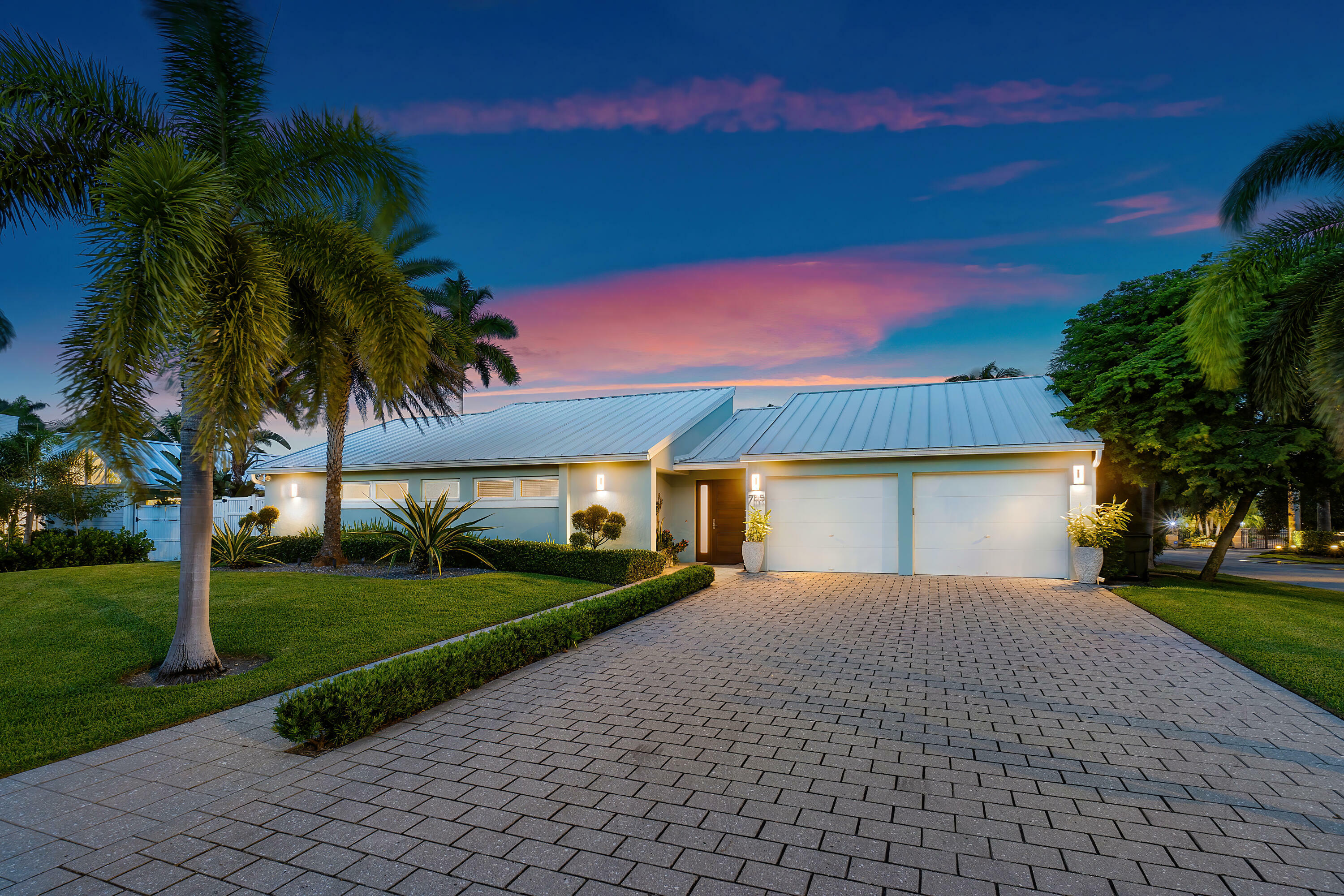 Property Photo: 755 SE 7th Avenue FL 33483