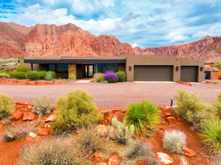 Property Photo: 1748 N Cochise Dr UT 84738