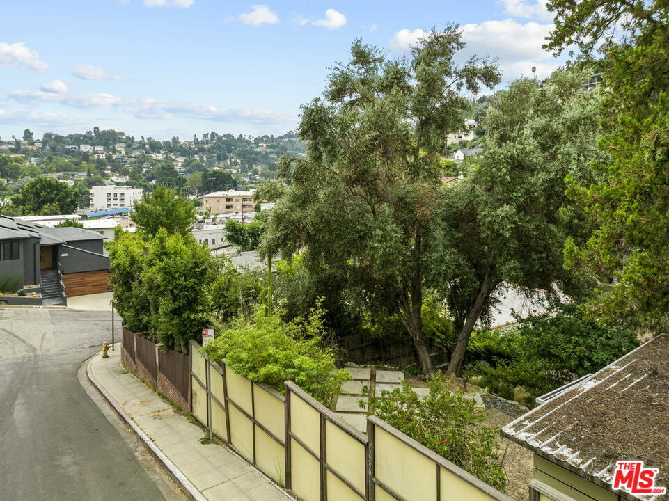 Property Photo:  3750 Aloha St  CA 90027 