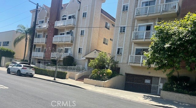 Property Photo:  5135 Zelzah Avenue 202  CA 91316 