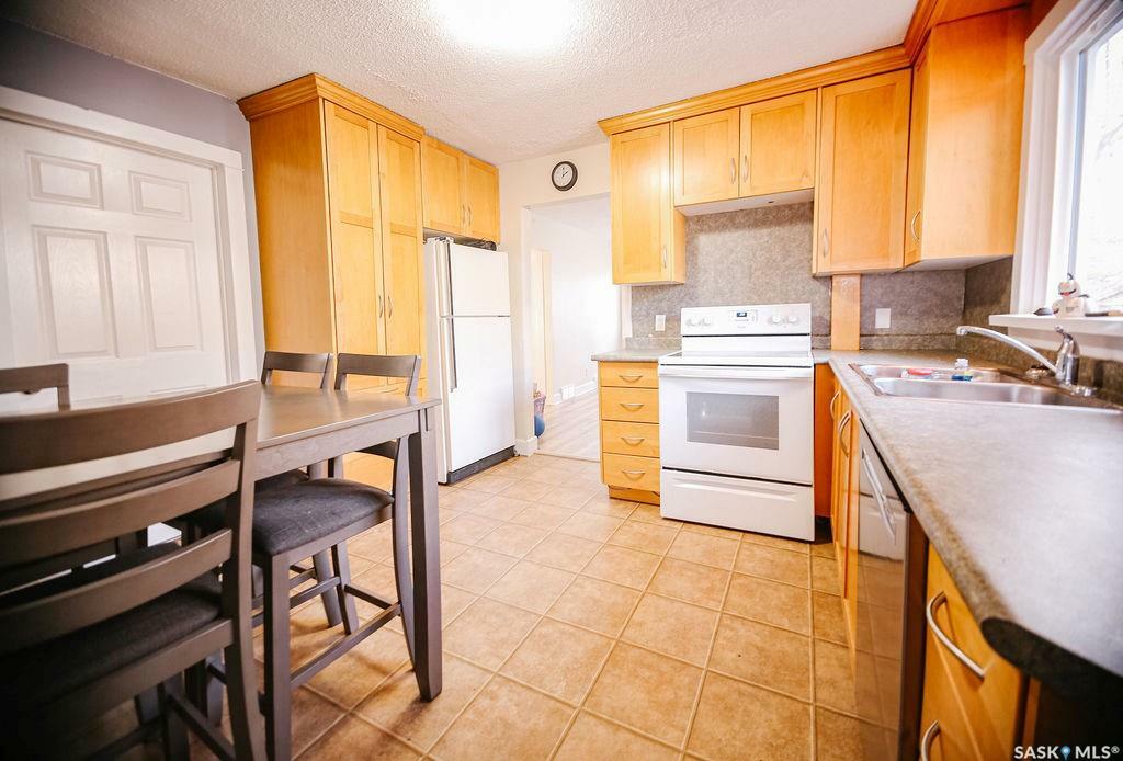 Property Photo:  528 L Avenue N  SK S7L 2P9 