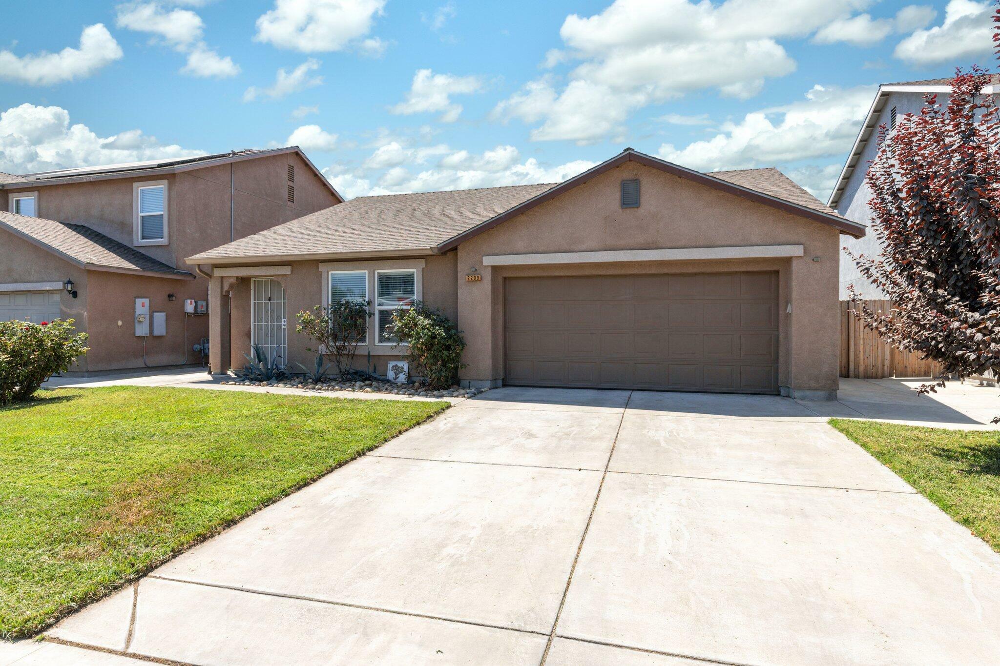 Property Photo:  2209 Poppyview Place  CA 93274 