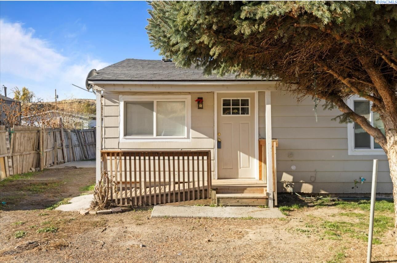 Property Photo:  315 Lewis Ct.  WA 99343 