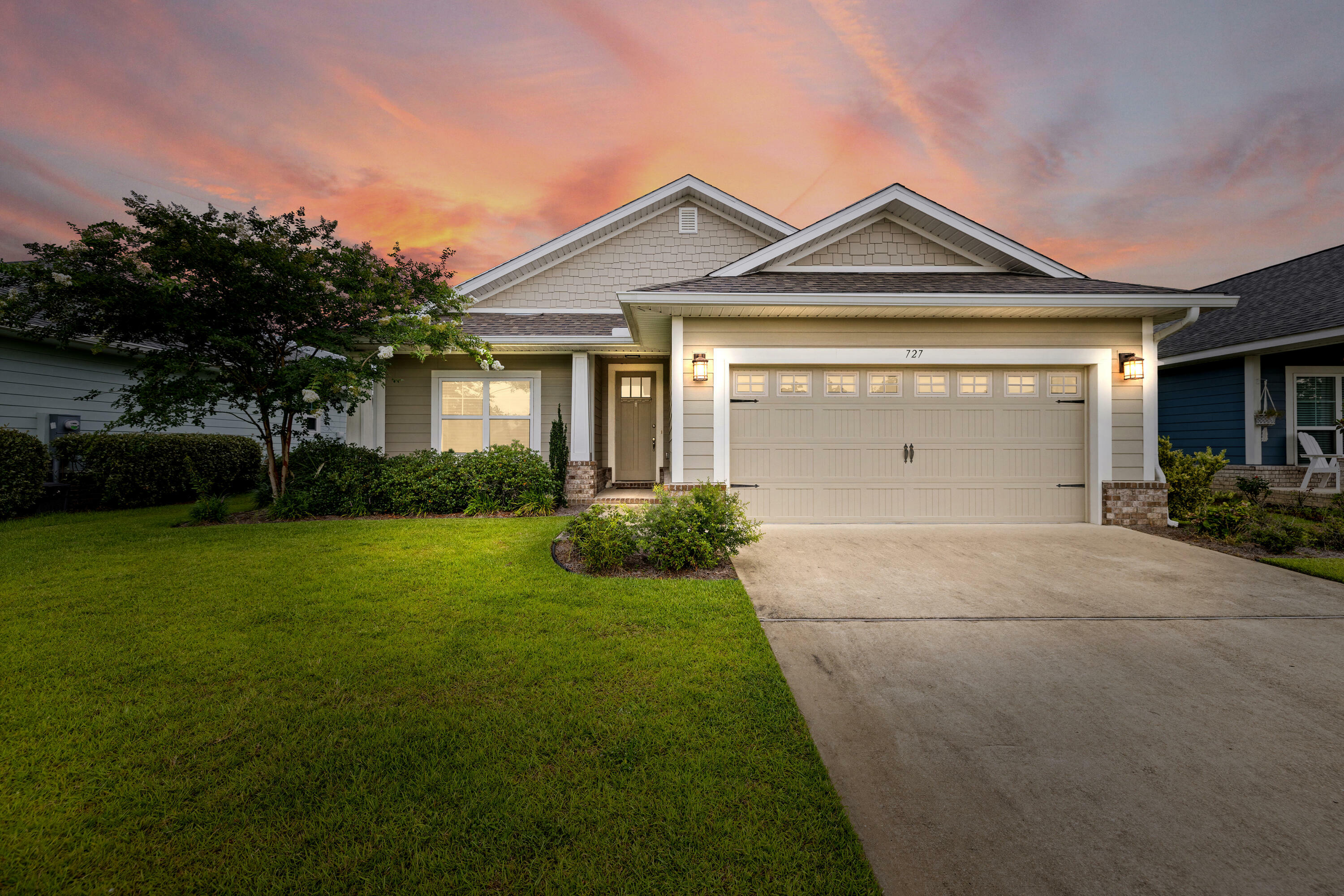 Property Photo: 727 Marquis Way FL 32439