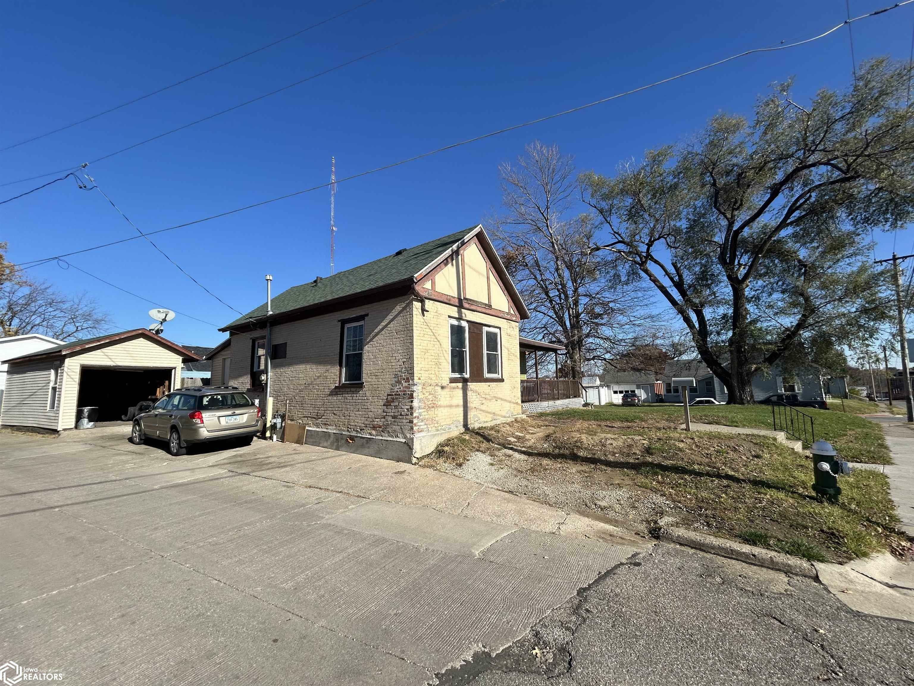 Property Photo:  1502 Mount Pleasant Street  IA 52601 