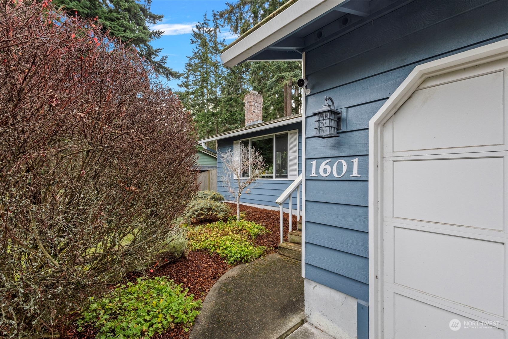 Property Photo:  1601 SW Putnam Drive  WA 98277 