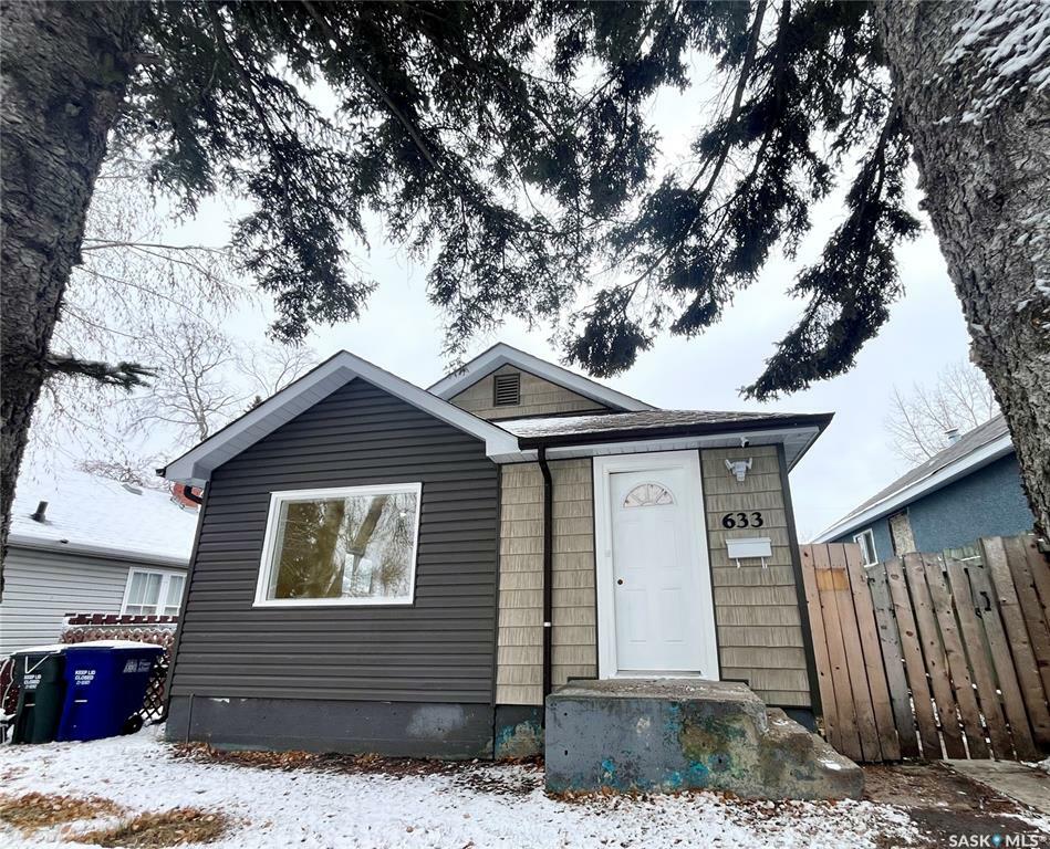 Property Photo:  633 20th Street E  SK S6V 1L5 