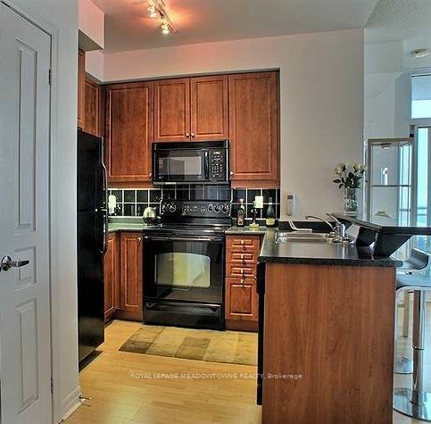 Property Photo:  220 Burnhamthorpe Rd W 2602  ON L5B 4N4 