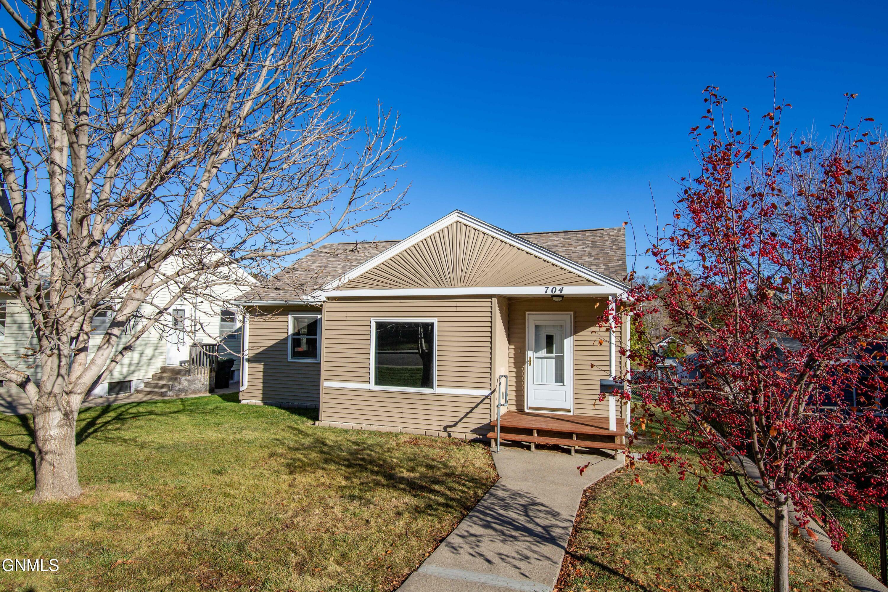 Property Photo:  704 1st Avenue NW  ND 58554 