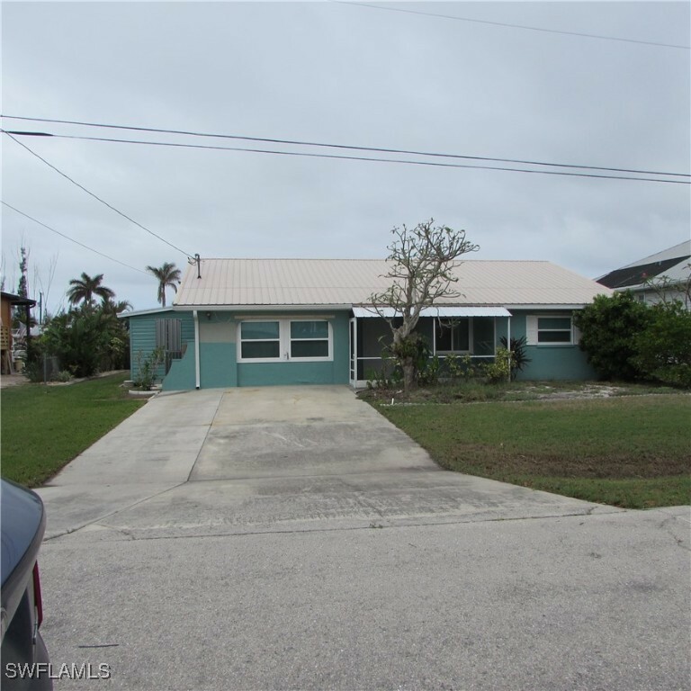 Property Photo:  2763 Sanderling Court  FL 33956 