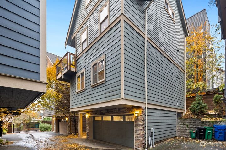 Property Photo: 729 16th Avenue B WA 98122