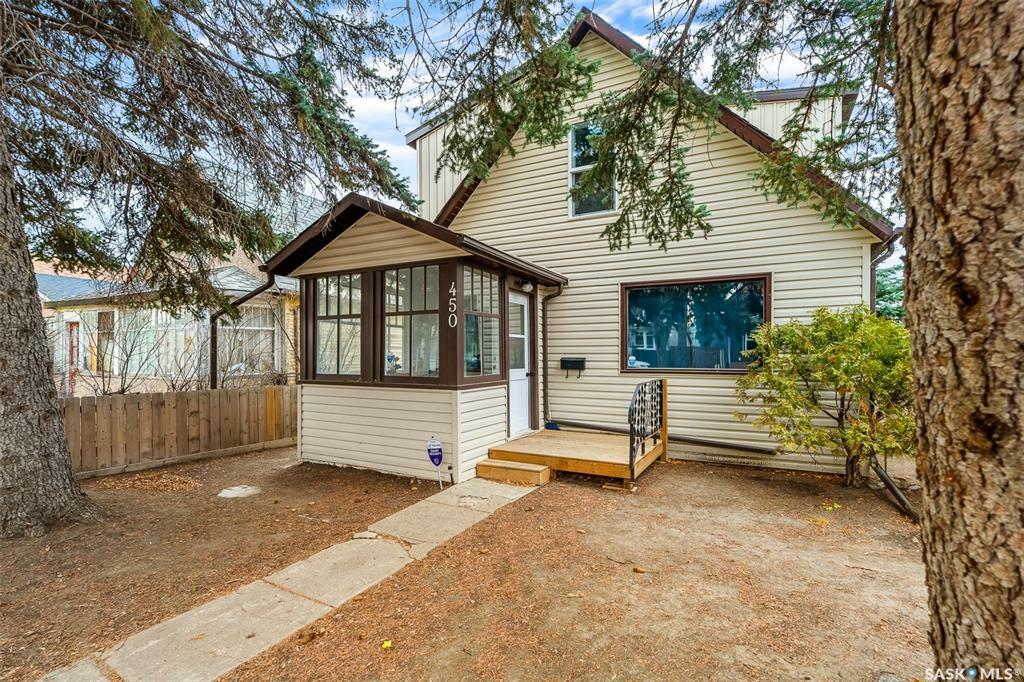 Property Photo:  450 Stadacona Street W  SK S6H 1Z7 