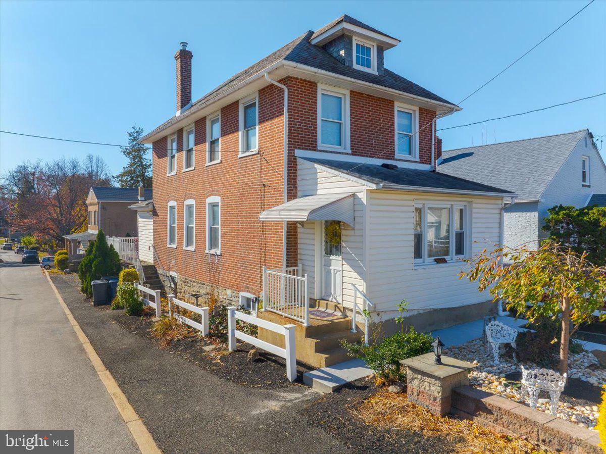 Property Photo:  2328 Weldon Avenue  PA 19038 