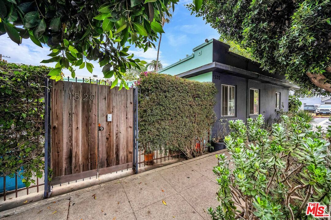 Property Photo: 1520 Andalusia Ave CA 90291