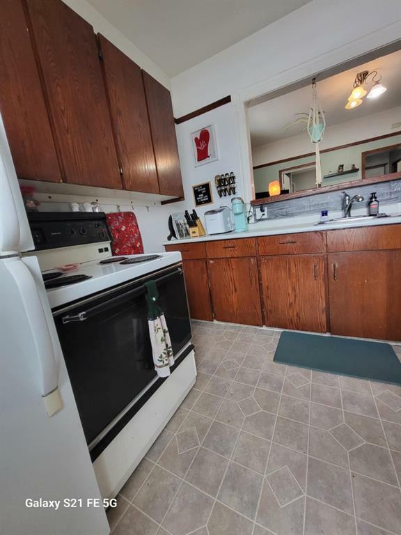 Property Photo:  136 Rosser Avenue East  MB R7A 1P3 