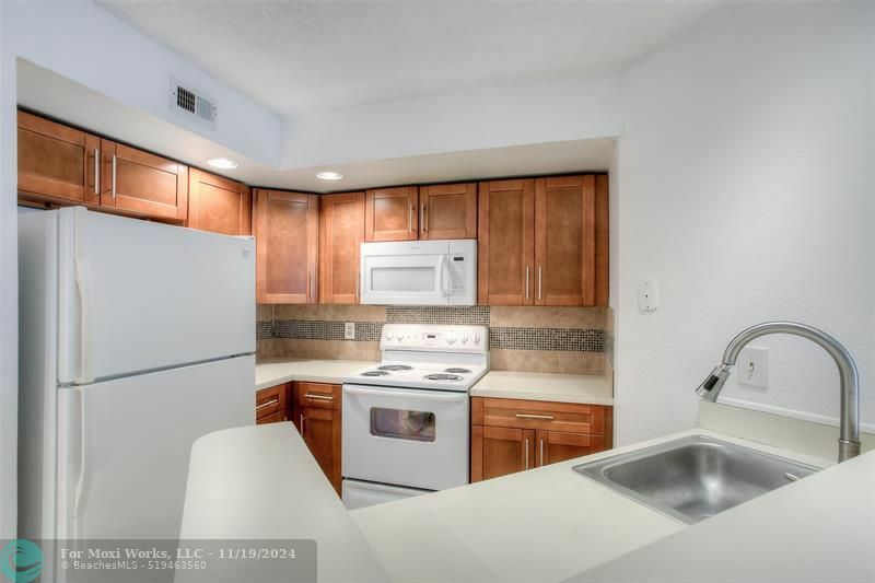 Property Photo:  663 Vista Isles Dr 1714  FL 33325 