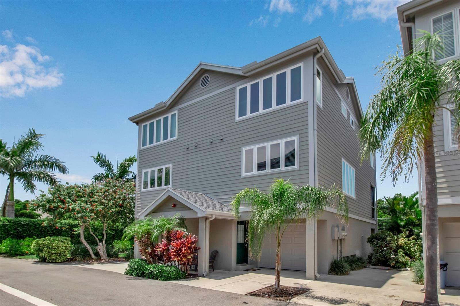 Property Photo: 528 Forest Way FL 34228