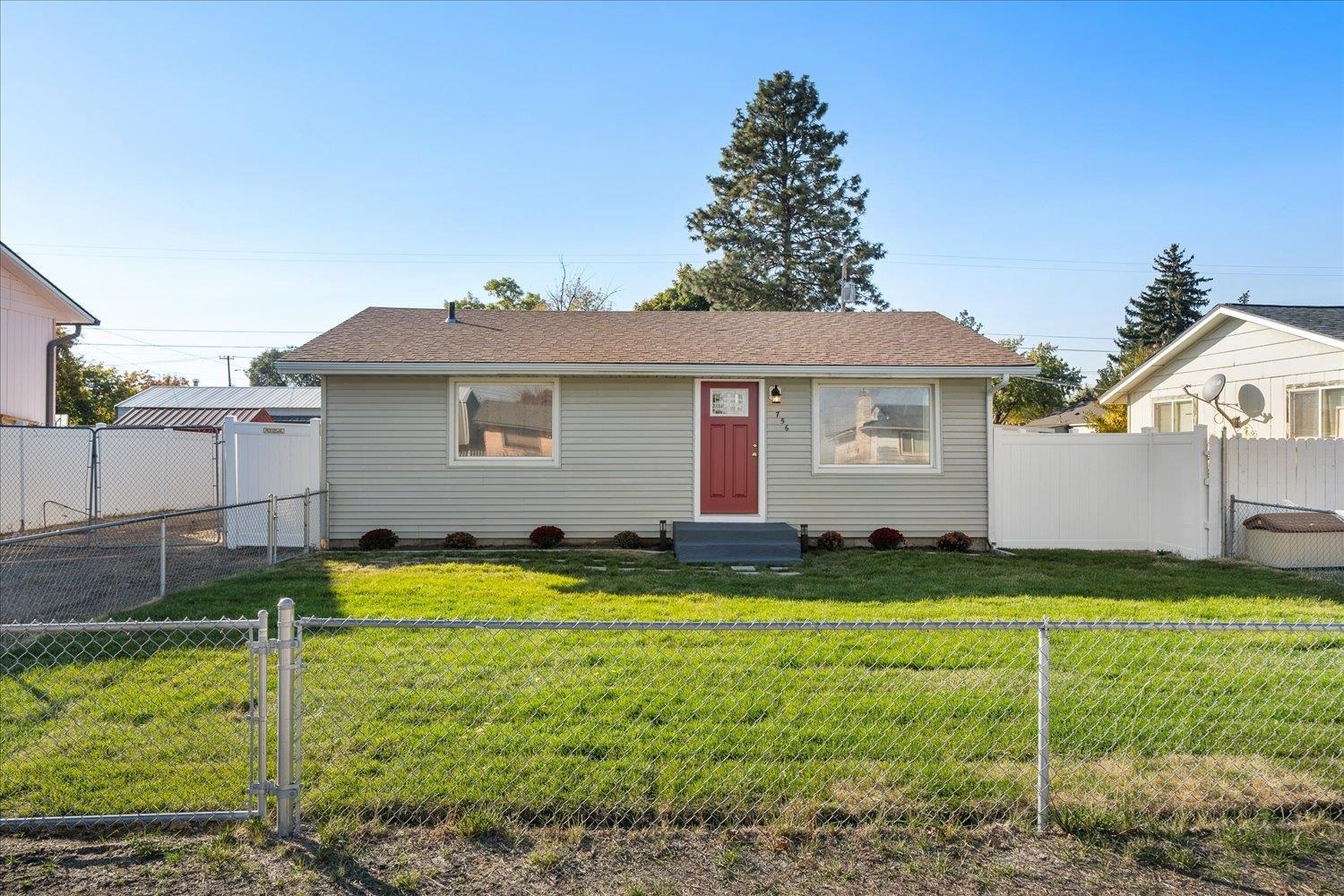 Property Photo:  756 W Beeman St  WA 99001 