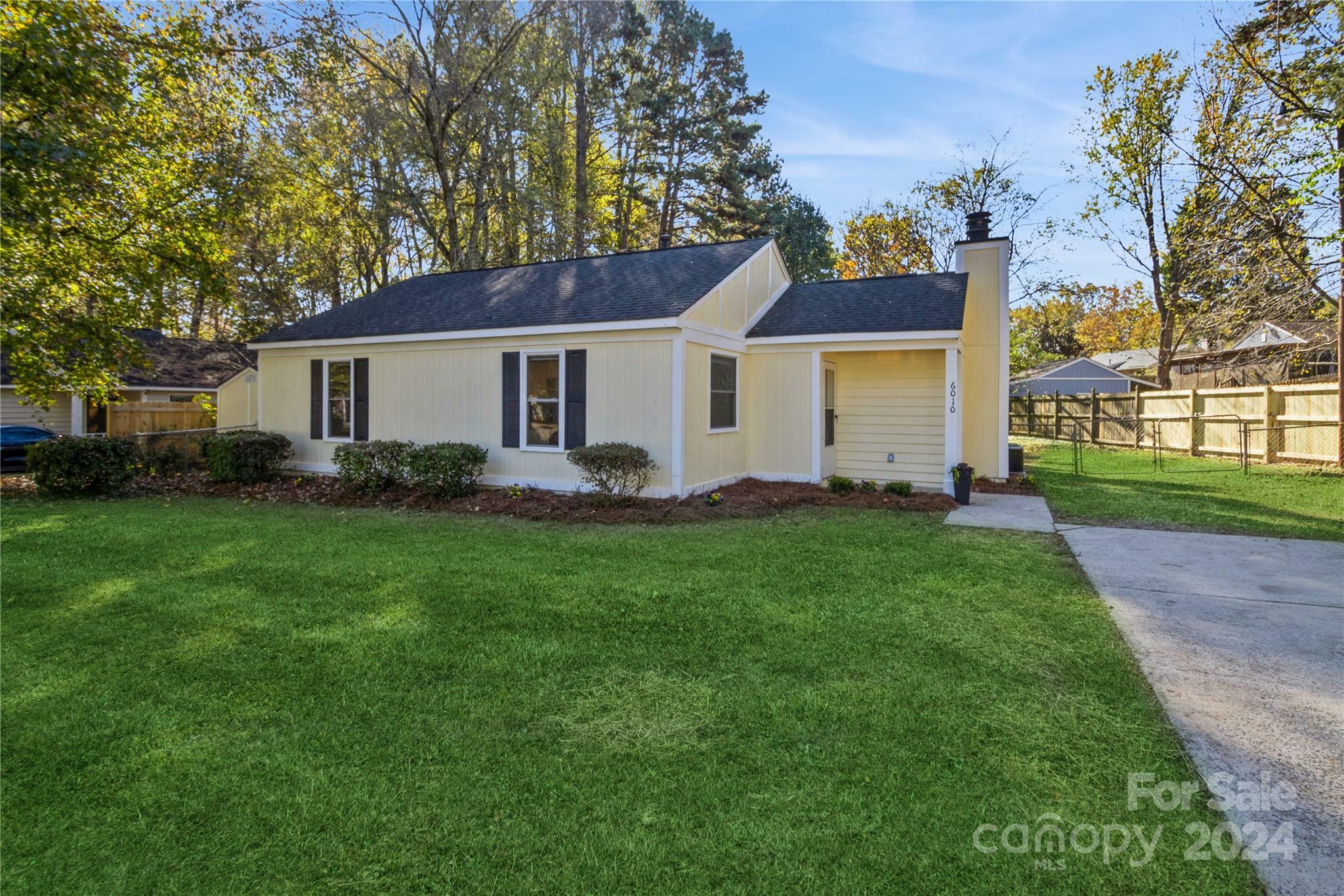 Property Photo:  6010 Woodthrush Drive  NC 28227 