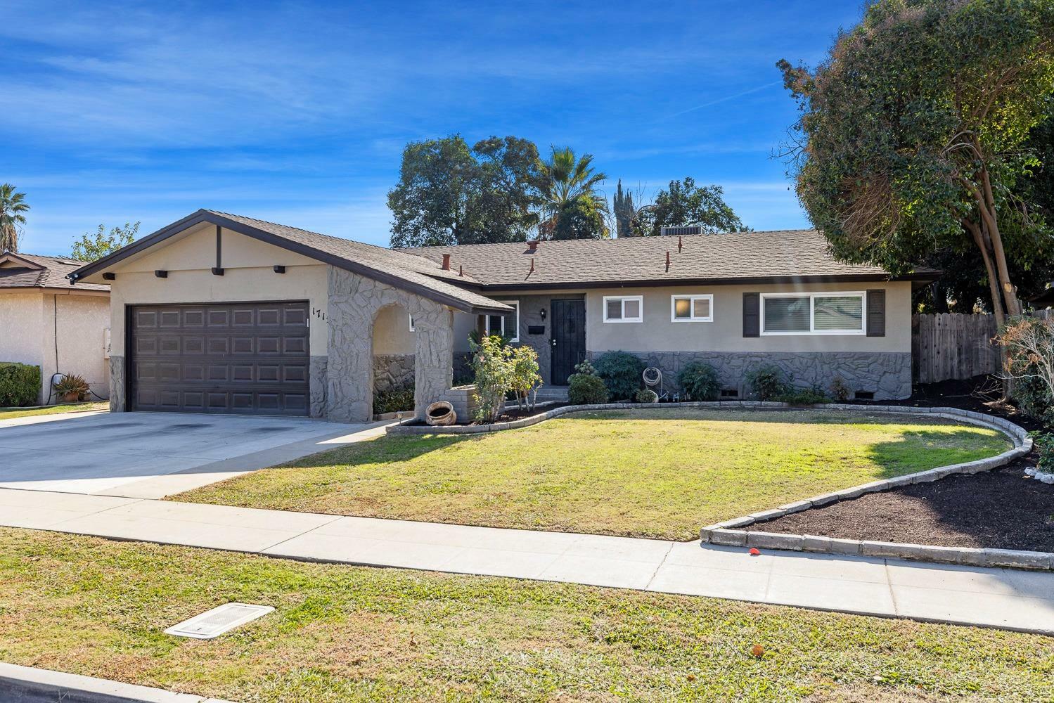 Property Photo:  1715 E Menlo Avenue  CA 93710 