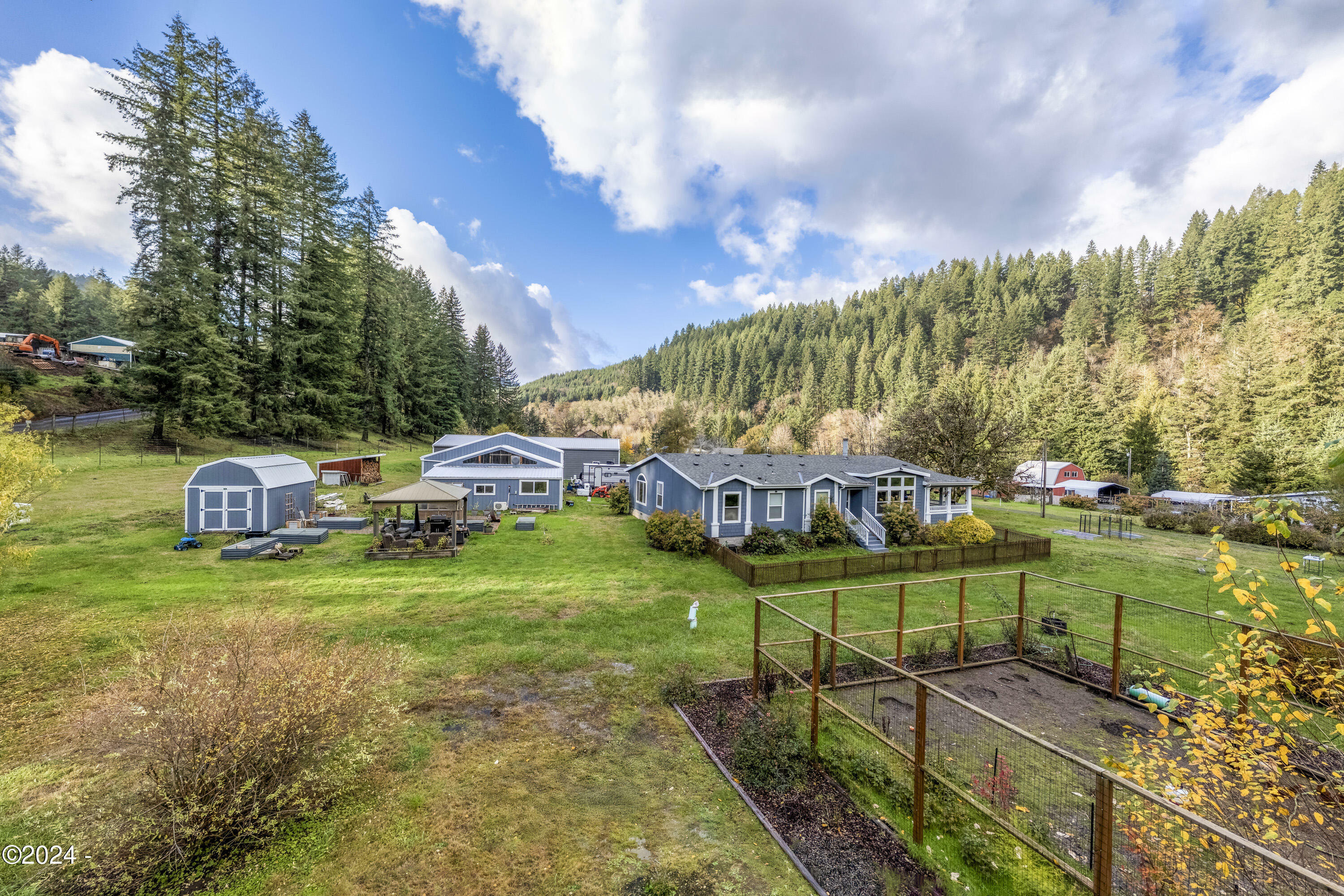 Property Photo: 138 E Thissell Road OR 97390