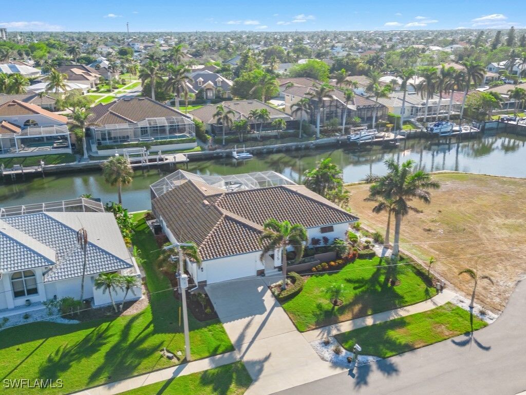 Property Photo: 515 Bradford Court FL 34145