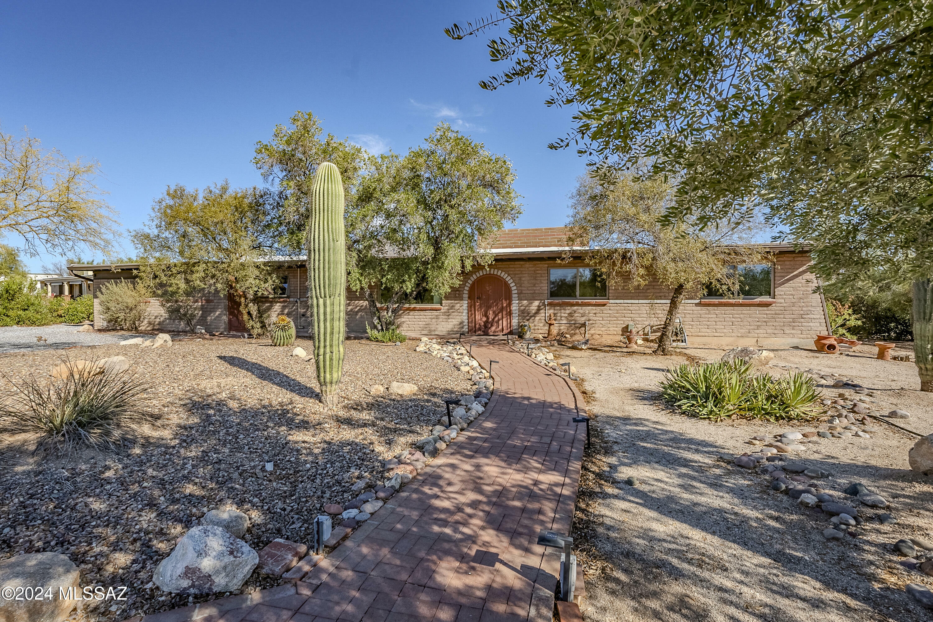 Property Photo:  8000 N El Tovar Place  AZ 85704 