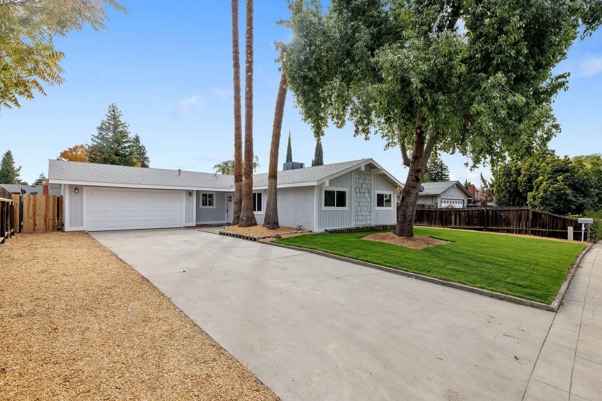 Property Photo:  1041 E Feemster Avenue  CA 93292 