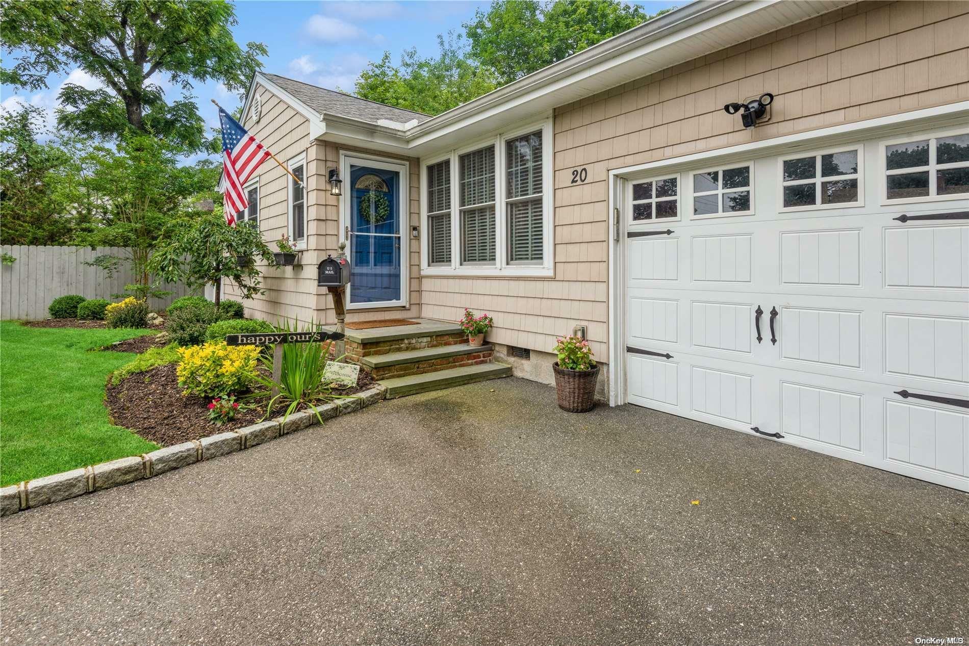 Property Photo:  20 Hildreth Court  NY 11701 